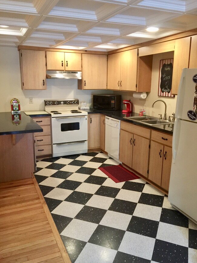 cafe style kitchen - 11 Overlook Ln N Unit J