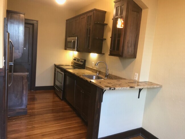 Photo - 616 E 7th St