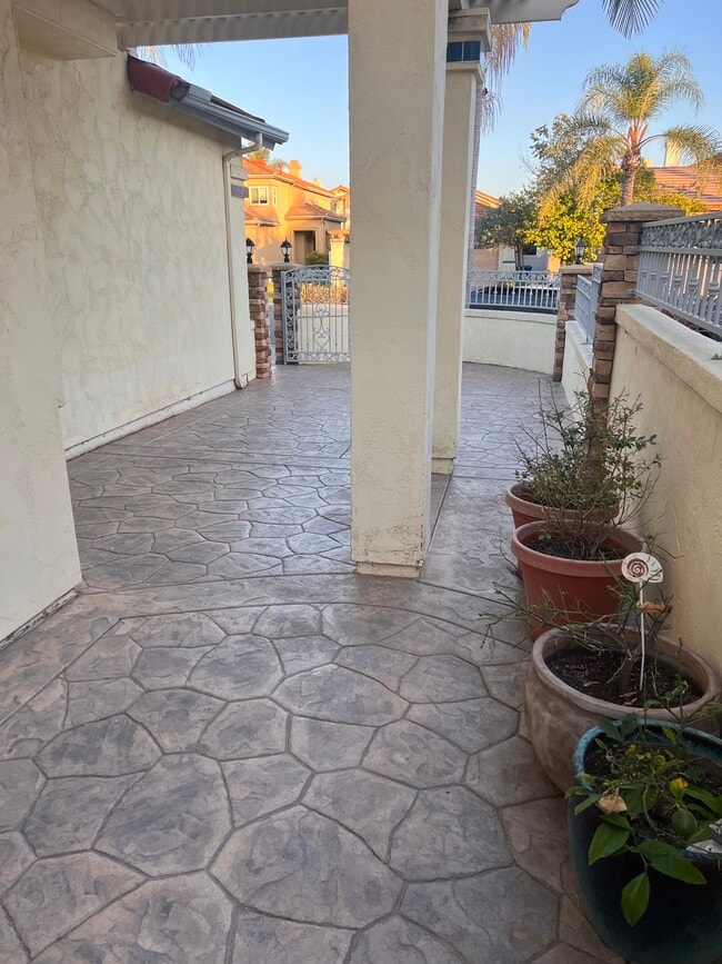 Photo - 556 Almonte Pl