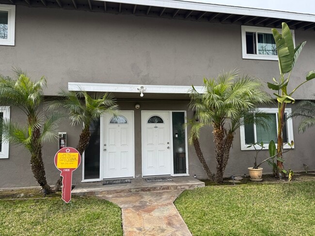 296 16th Place, Costa Mesa, Ca. 92627 Apt B - 296 16th Pl Unit B