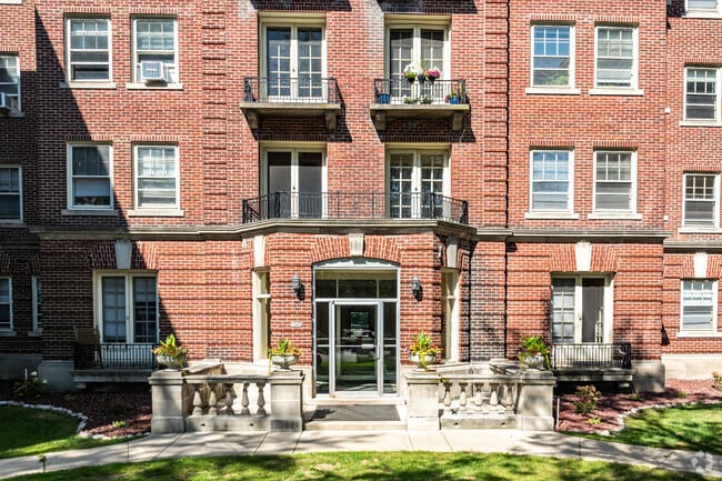 Entrada - The Ambassador Apartments