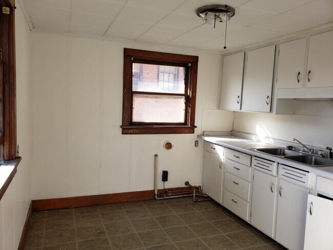 209 1/2 N Pearl, #2-Apt2