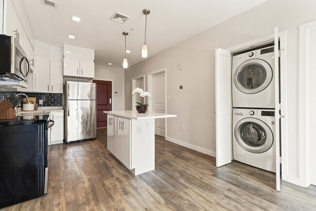10 Essex St Unit 208