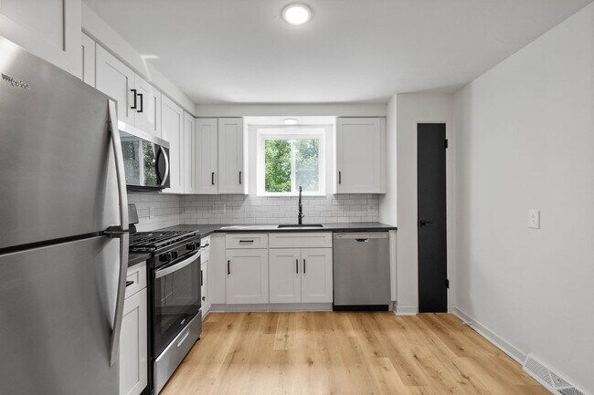 Photo - RENOVATED & READY FOR MOVE IN! 2-BEDROOM I... Unidad Apartment B