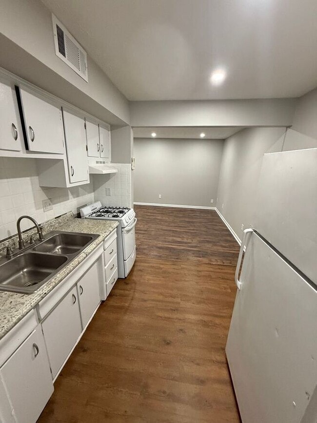 Photo - 208 Lakeshore Dr
