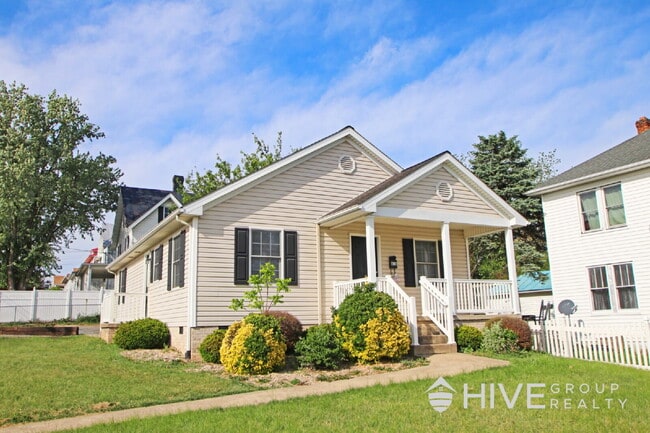 Building Photo - Welcome to your "home sweet home," perfectly situated just a few blocks from the heart of charmin...