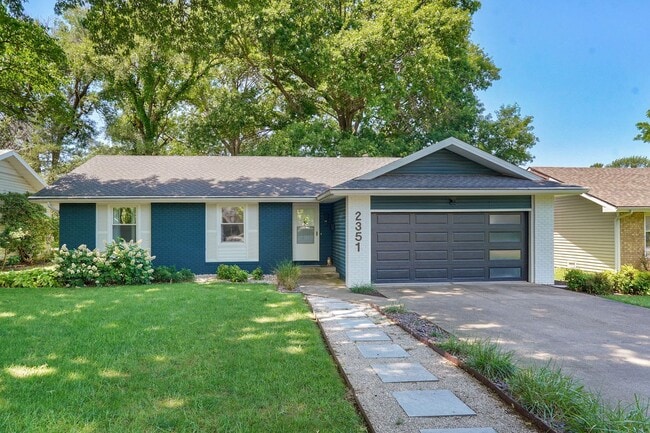 Building Photo - Beautifully Updated 3 Bedroom, 2 Bathroom Home with Screened-In Porch & Large Fenced Yard