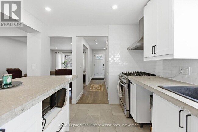 Photo - 289 Strathearne Ave