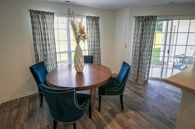 Photo - Lake Forest Apartments