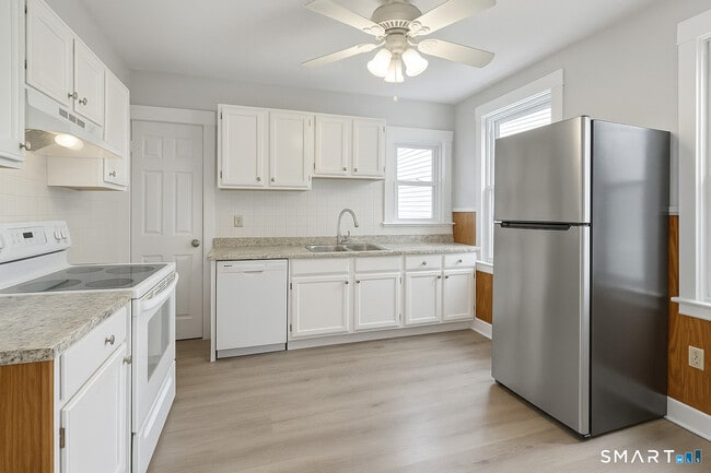 Building Photo - 121 2nd Ave Unit 2nd Floor