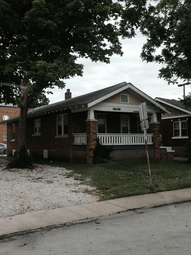 3 bed, 1 bath house just steps from Missou... - 3 bed, 1 bath house just steps from Missou...
