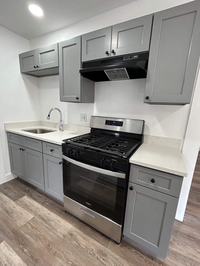 Building Photo - 9 7th St Unit EF Rental