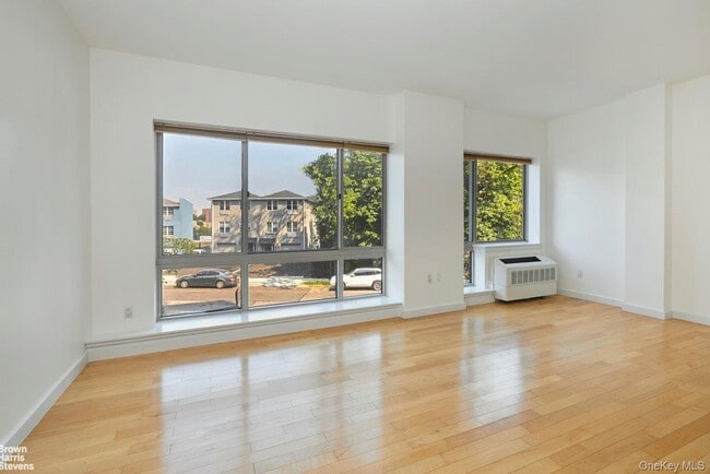 Building Photo - 3585 Greystone Ave Unit 2B