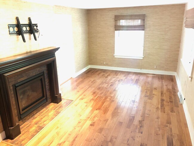 Photo - Beautiful 3 BR 1.5 bathroom house in histo...