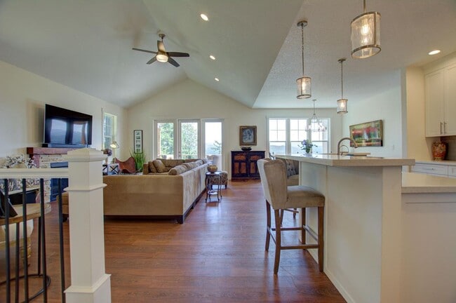 Building Photo - 14070 SE Baumback Ave