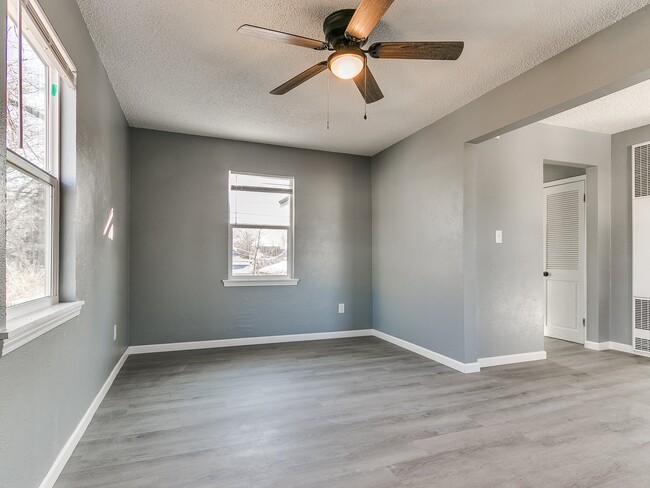Photo - 615 N Kickapoo Ave