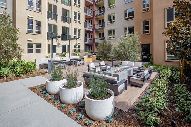 Courtyard with Fire Pit & Grilling - Esperanza at Duarte Station