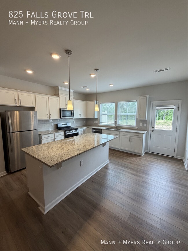 Photo - 825 Falls Grove Trl