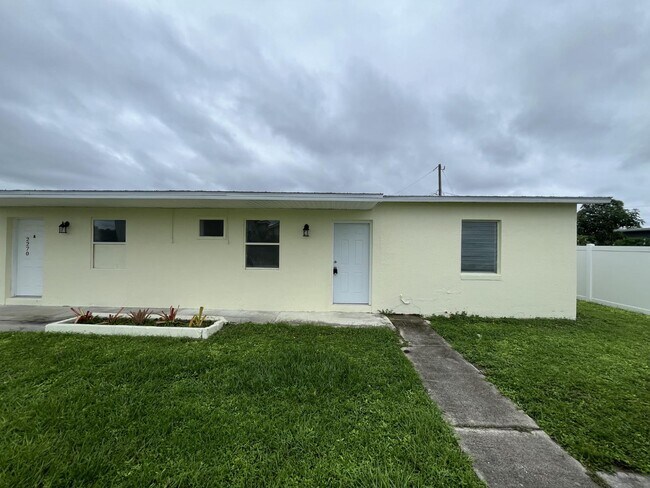 Photo - 2270 Aaron St