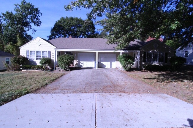Building Photo - October FREE On This 1 Bedroom 1 Bath Dupl...