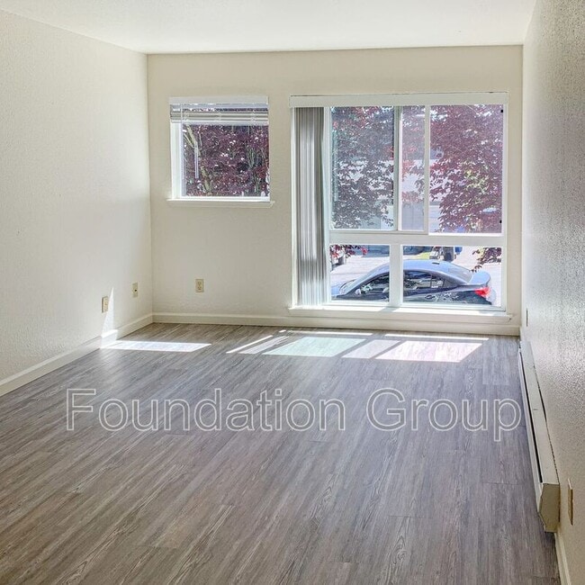 Photo - 922 N 104th St