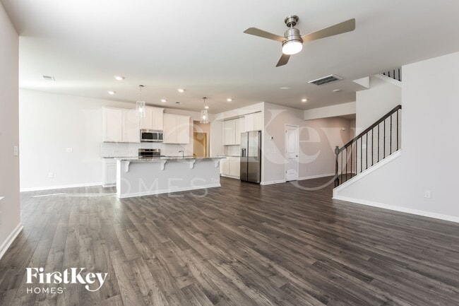 566 Hillpark Ln