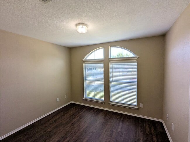 Photo - 1115 Remington Dr