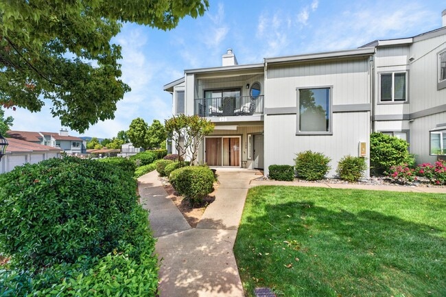 Photo - 2 Bedroom Condo for Rent in Redding CA | Pool, Spa, Fireplace, Balcony