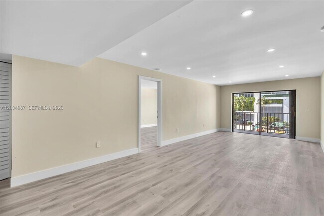 9124 Collins Ave Unit 304