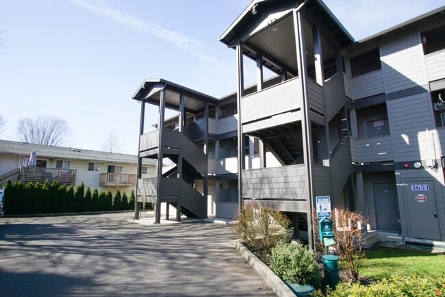 Building Photo - Stylish 2Bdr w/Stainless Appl, W&D, Private Balcony Unit 202