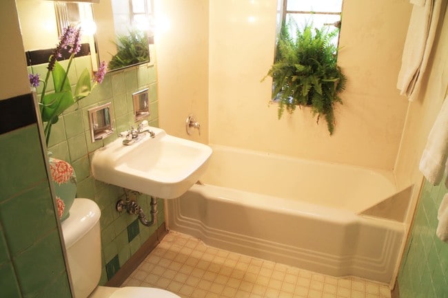 1 Bedroom Bathroom