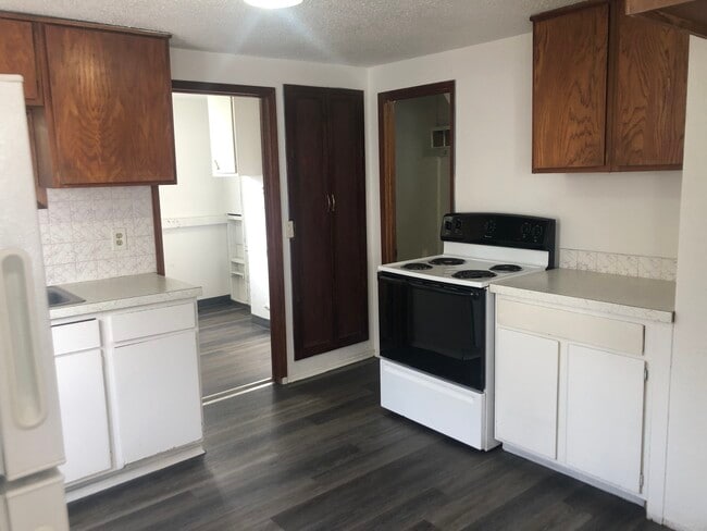 Photo - 555 SW State St