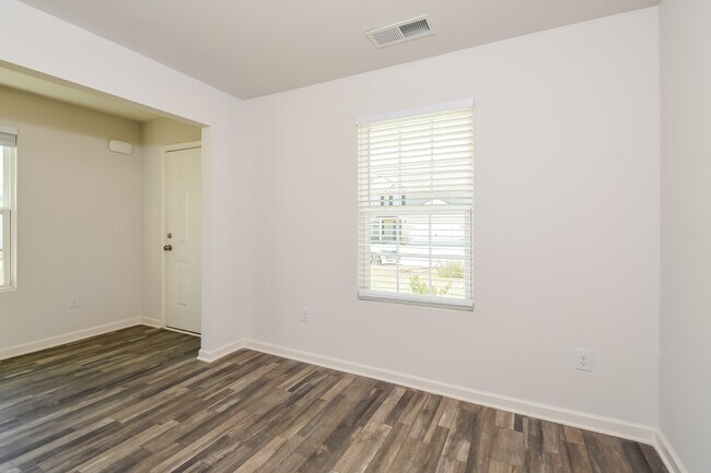 Photo - 32 Oxford Ln