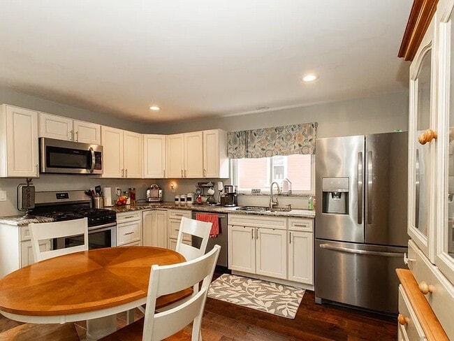 Photo - 122 Maple Ave