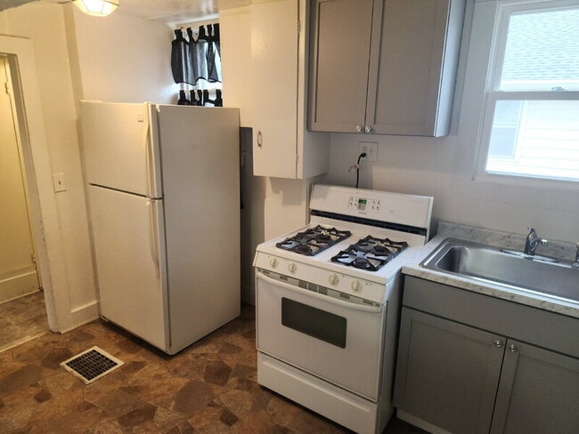 Photo - 2220 E Walnut St Unidad Apt 1