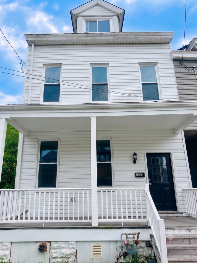 Building Photo - Spacious 4 Bedroom 1 Bathroom Single Family Home (Perry South)