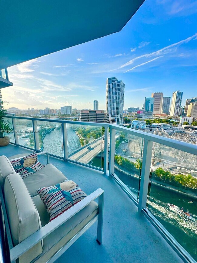 Building Photo - 185 SW 7th St Unit 1505 Rental