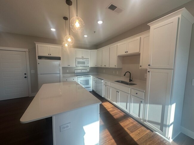 Building Photo - 100 Old Tom St Unit Apt 303