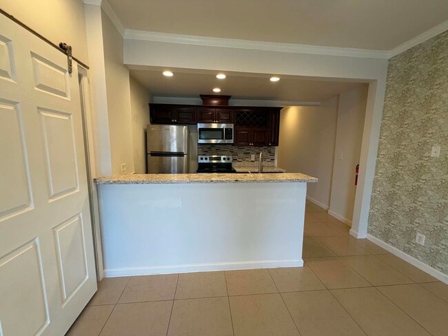 Building Photo - 2101 Bernardo De Galvez Ave Unit 3