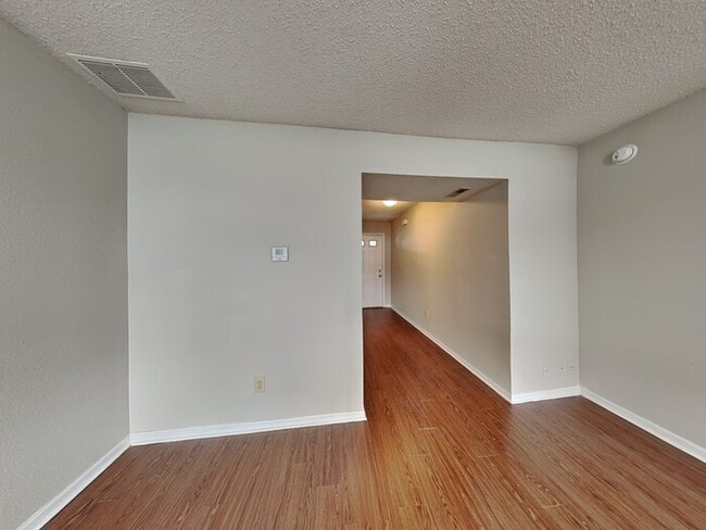 Photo - 10304 Liverpool Way