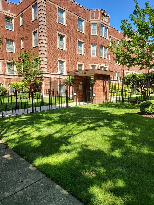 Building Photo - 6940 S Crandon Ave Unit 3W-6940 Rental