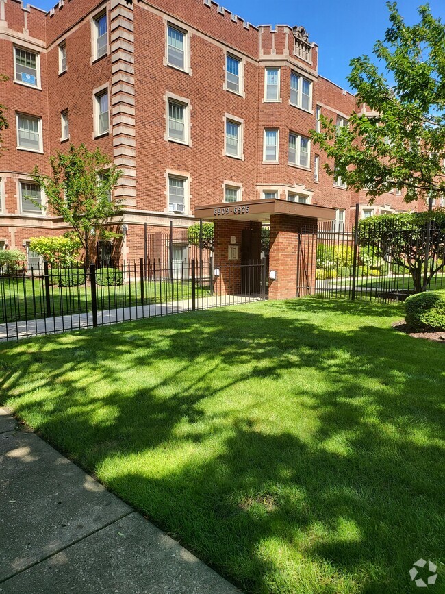 Building Photo - 6915 S Crandon Ave Unit 6915-2 Rental