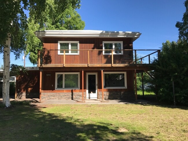 Building Photo - Spacious & centrally located 4 bed / 3 bath house FOR RENT