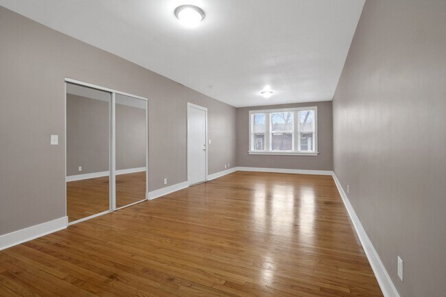 Photo - Straight-Back Studio (not a shoebox) Unidad 3915 2S