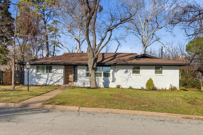 Building Photo - "Spacious 3-Bed, 2-Bath Gem with 2,155 Sq. Ft. on University Drive in Arlington, TX!"