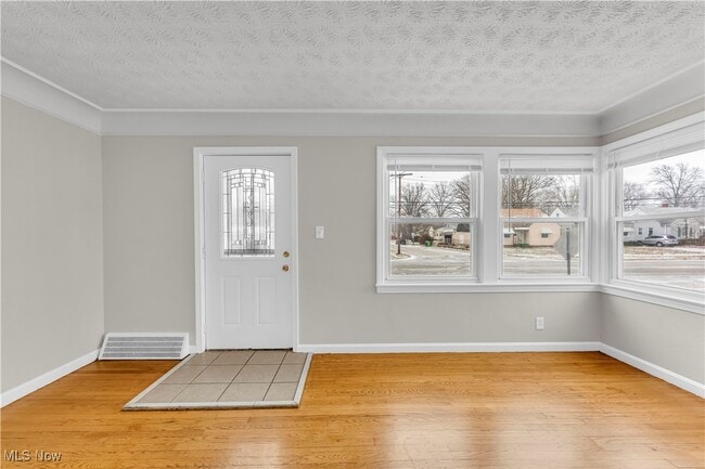 Photo - 498 E 250th St