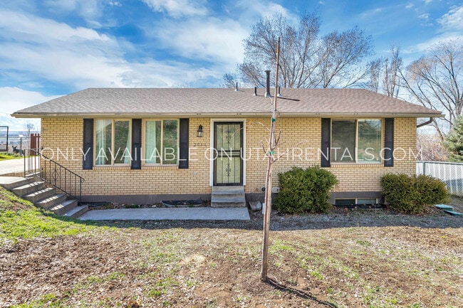 Photo - 2066 Park St