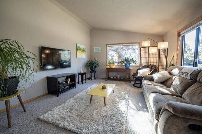 Photo - 3 Bedroom / 2 Bathroom Home in NE Bend.