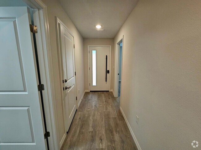 Building Photo - Move-In Ready! Stunning 3-Bedroom Home wit...