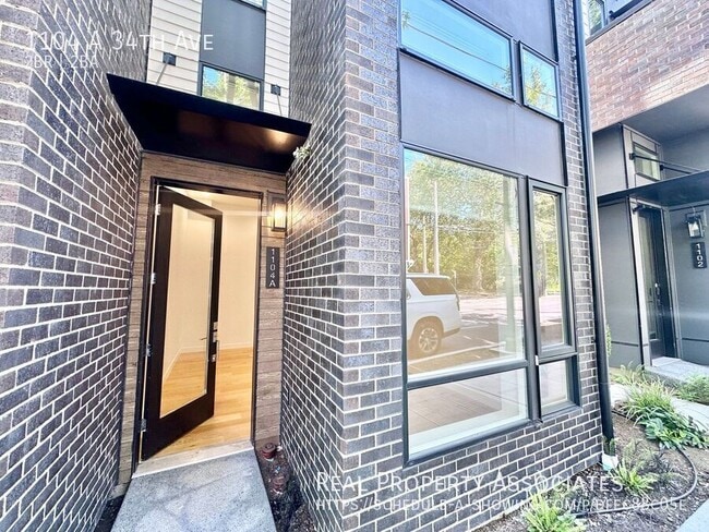 Building Photo - 1104 A 34th Ave